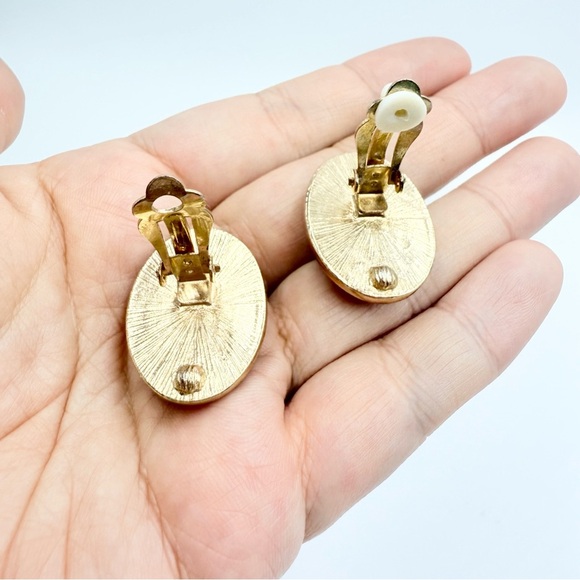 Vintage Red Lucite Beads Cabochon Clip Earrings - Picture 4 of 5